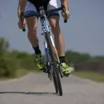 Rennradfahrer im Wiegetritt mit sportlicher Fahrweise