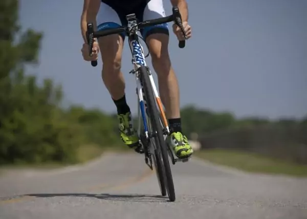 Rennradfahrer im Wiegetritt mit sportlicher Fahrweise