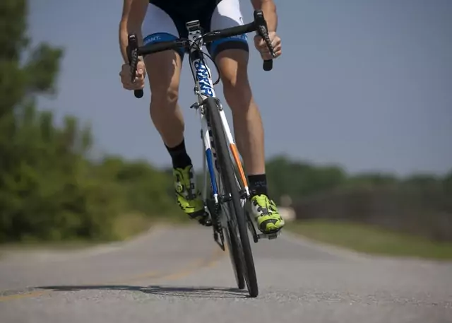 Rennradfahrer im Wiegetritt mit sportlicher Fahrweise