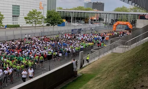 Eine Gruppe von Läufern die im Rahmen des Betriebssports am Start eines Firmenlaufs steht